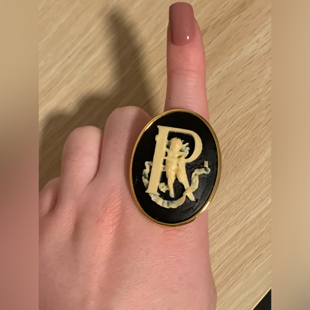 "R" INTIAL GOLD TONE RING - Picture 2 of 4